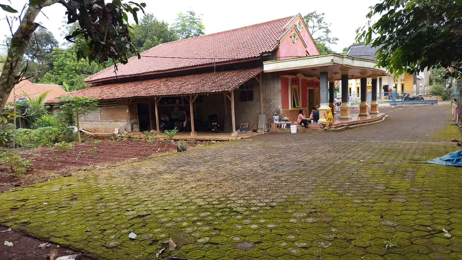 Rumah besar dan halaman luas